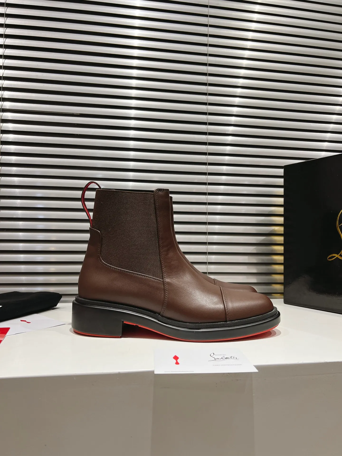 👟👟Ex-factory price 800👟👟 ╔Chelsea black nude boots╗ ·Top version customization·2024𝐬𝐬 Urbino Chelsea ankle boots are charming with smooth lines. The boots are made of black calfskin and feature a tonal rubber sole with the signature Maison Christian Louboutin Loubi red. This urban style features a heel tab and elastic side panels making it easy to put on 𝑪𝒉𝒓𝒊𝒔𝒕𝒊𝒂𝒏 𝑳𝒐𝒖𝒃𝒐𝒖𝒕𝒊𝒏 ▪️No matter the last shape, fabric, diamonds, nails, lining, outsole, they are all as close to ZP as possible... ▪️The original sole is specially provided by the original factory ▪️The lining is imported water-dyed cowhide ▪️Private customization time is about 3-7 days —————— Size: Men's 39M-47M